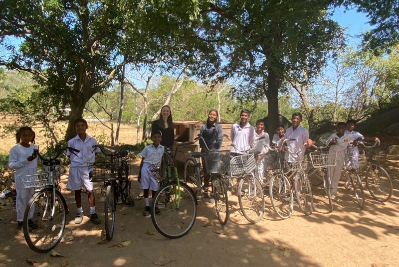 reisebüro sri-tours übergibt fahrräder an schüler in sri lanka