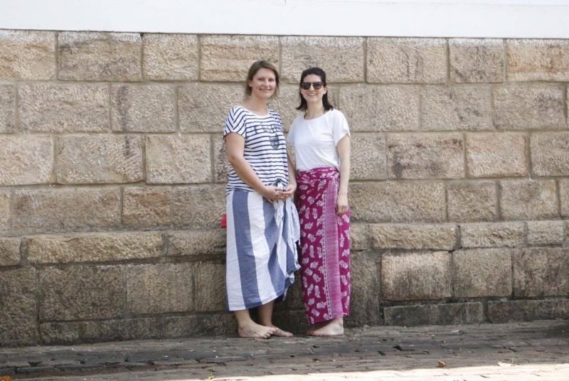 sri lanka rundreise - touristinnen vor einem tempel