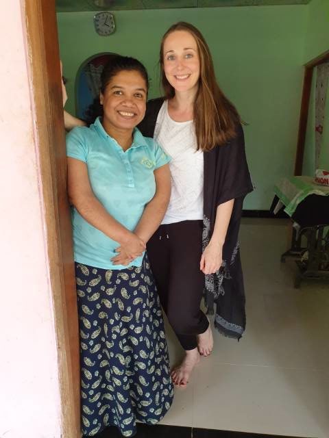 Anja Kainz mit Udeni in Sri Lanka