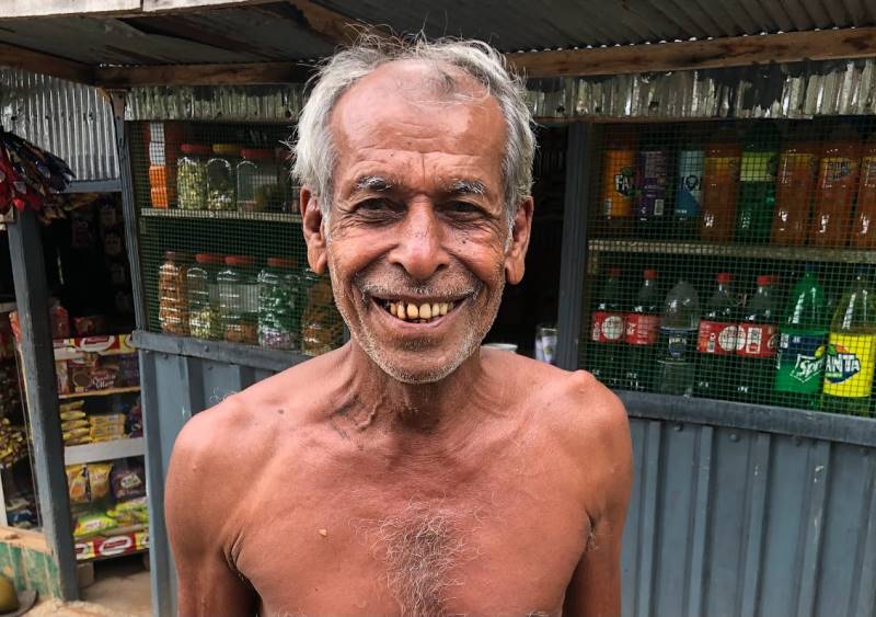 Lachender Mann in Sri Lanka