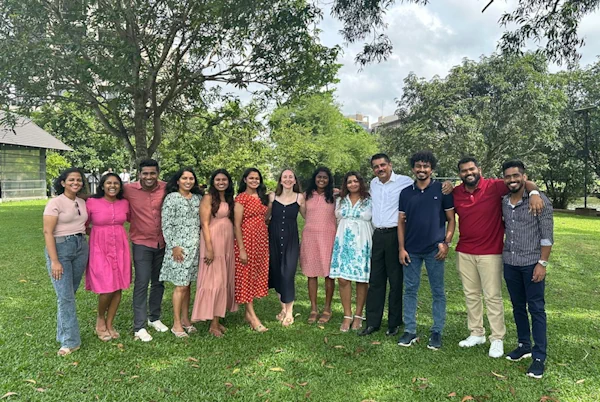 Team der Partneragentur von SRI-TOURS in Sri Lanka mit Anja Kainz